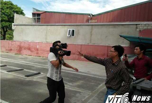 Trưởng phòng công ty xe khách Huế hùng hổ chửi, xô đẩy phóng viên