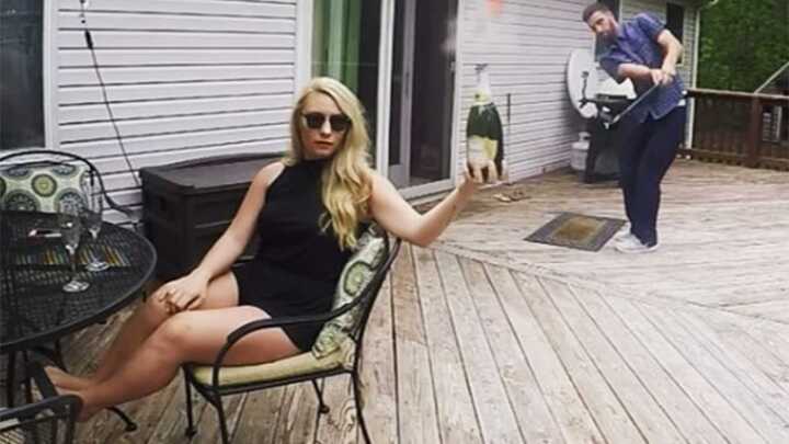 Clip: Mở chai rượu vang bằng gậy đánh golf ảo diệu