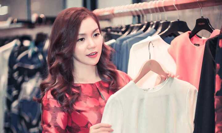 Ngọc Anh sành điệu đi chọn hàng hiệu