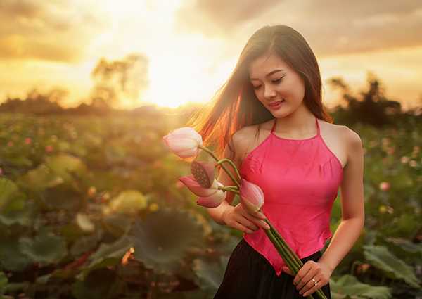 Nữ sinh ĐH Hàng hải diện yếm hồng e ấp bên sen đầu mùa