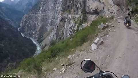 Dựng tóc gáy lái xe máy trên cung đường cạnh 'miệng tử thần'