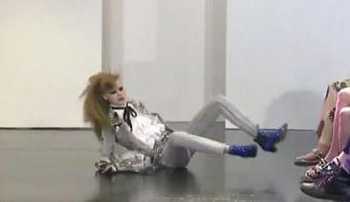 Sàn diễn trơn trượt, hàng loạt người mẫu ngã 'chổng vó'