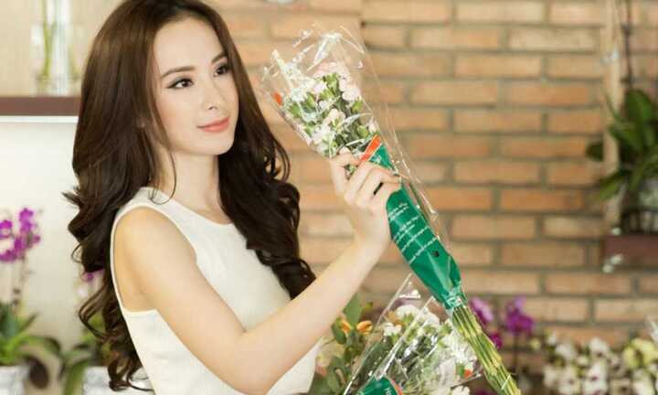 Sau scandal giả tạo với Ngô Thanh Vân, Angela Phương Trinh khoe eo thon xuống phố
