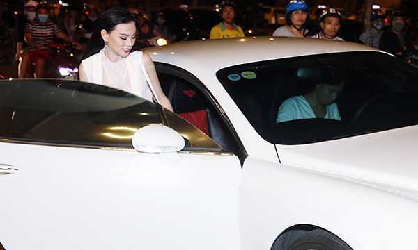 Thu Thủy được ông xã hộ tống đi diễn bằng xe 'sang chảnh'