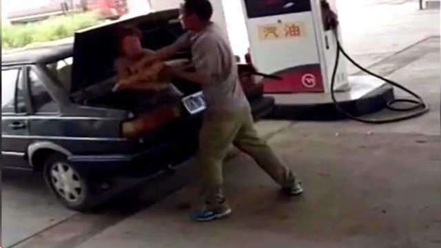 Clip: Ghen tuông, chồng đánh đập, nhét vợ vào cốp xe