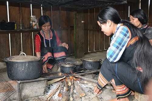 Ngôi làng kỳ lạ ở Trường Sơn: Phụ nữ 'thỏa thích' bắt trai trẻ làm... chồng