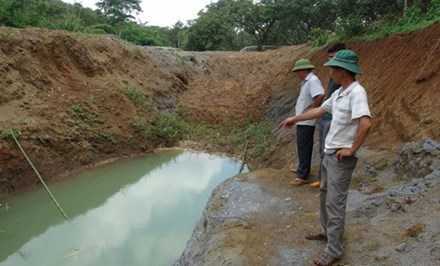Thi thể người đàn ông bị trói chặt hai tay dưới ao