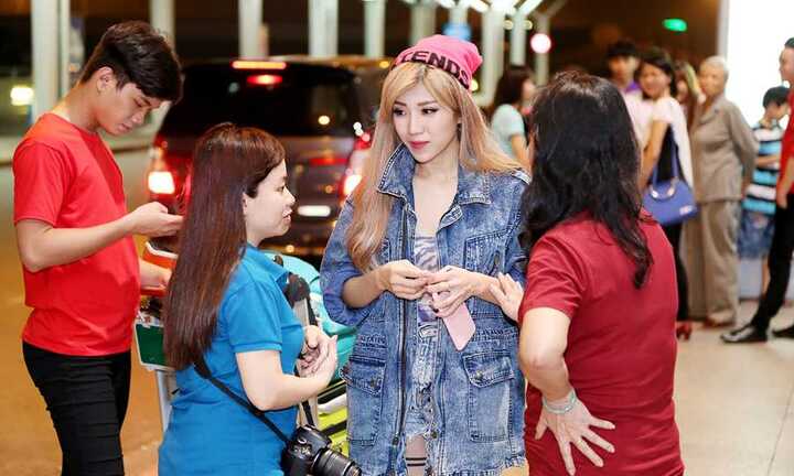 Trang Pháp gây chú ý tại sân bay với thời trang 'nổi loạn'