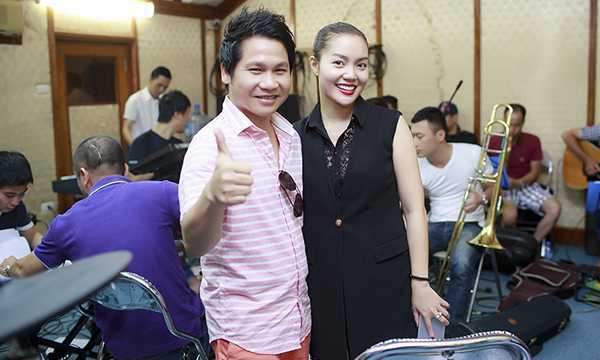 Trọng Tấn diện cả 'cây hồng' tươi tắn bên Ngọc Anh