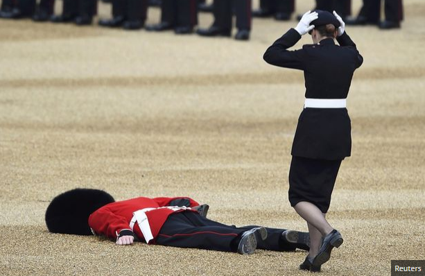 Lính Anh ngất ngay trong lễ diễu hành mừng sinh nhật nữ hoàng
