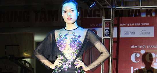 Sinh viên Ngoại thương biểu diễn thời trang như người mẫu chuyên nghiệp