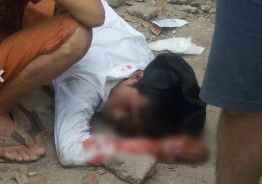 Dí dao vào cổ một phụ nữ, người đàn ông bị dân đánh dã man