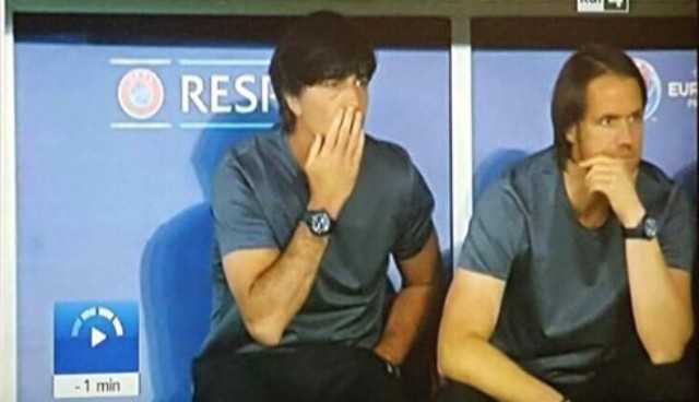 HLV Joachim Loew lại quen thói mất vệ sinh, thò tay vào quần rồi đưa lên mũi ngửi