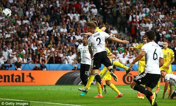 Mustafi đánh đầu hạ gục Ukraine