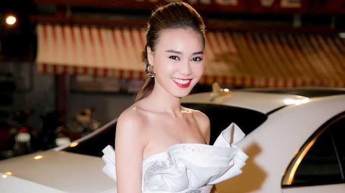 Ninh Dương Lan Ngọc khoe vòng một sexy, ngồi xe sang 5 tỷ dự sự kiện