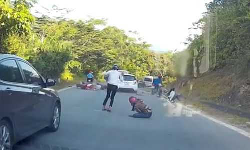 Ôtô ‘điên’ đâm hàng loạt xe máy, hất văng 6 người xuống đường