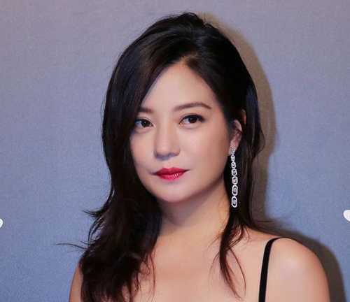 Triệu Vy diện mốt đồ ngủ, khoe vòng một ở liên hoan phim