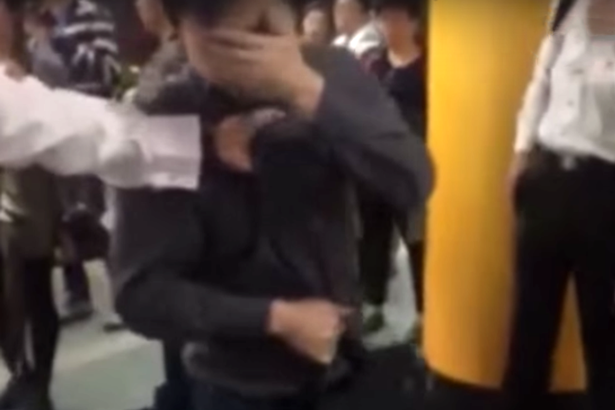 Clip: Bị ‘dằn mặt’ vì lén chụp váy phụ nữ, gã đàn ông bật khóc