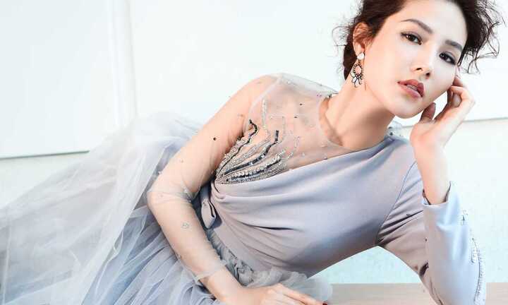 Diễm My 9x quyến rũ, sang chảnh trong những thiết kế cắt xẻ mạnh tay