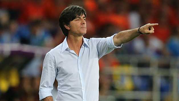 Joachim Loew lại làm fan nhức mắt vì thói ở bẩn