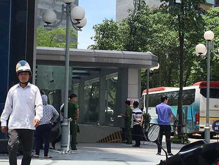 Lao từ tầng 14 xuống đường, cô gái trẻ chết thảm