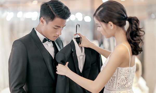 Mạc Hồng Quân 'lấy lòng' Kỳ Hân, mạnh tay mua tặng người đẹp dao kéo 4 bộ váy cưới