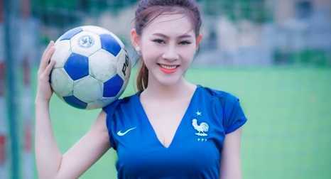 Hot girl Hà thành xinh đẹp gợi cảm trong trang phục đội tuyển Pháp