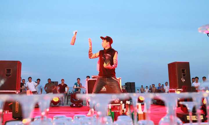 'Cháy' hết mình tại Bartender Show ở Sầm Sơn