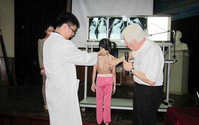 Chuyên gia hàng đầu thế giới tới Việt Nam phẫu thuật cột sống