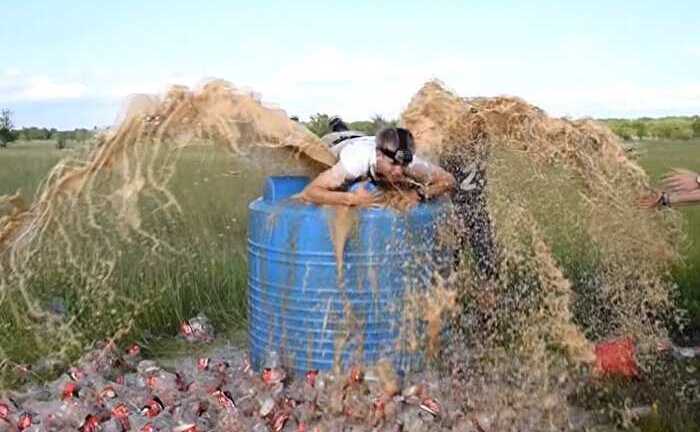 Cho kẹo mentos vào 1.000 lít coca và cái kết khủng khiếp