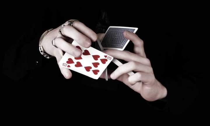 Màn biểu diễn với lá bài ảo diệu không thể rời mắt