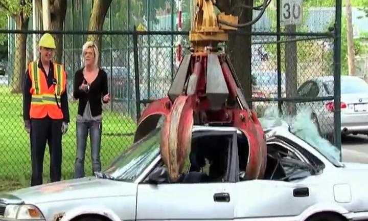 Clip: Ngáng đường xe rác, ôtô bị nghiền nát thành sắt vụn