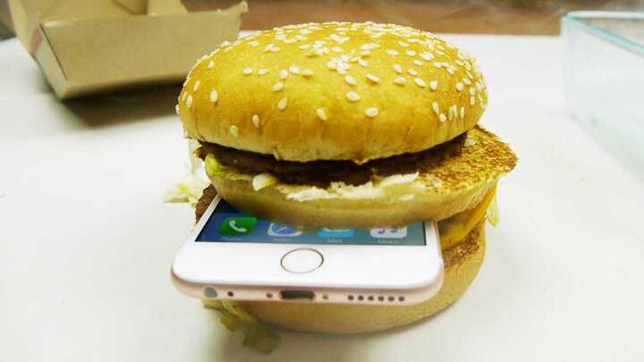 Clip: Xem iPhone 6S bị 'hủy diệt' bằng axit và bánh mỳ kẹp thịt