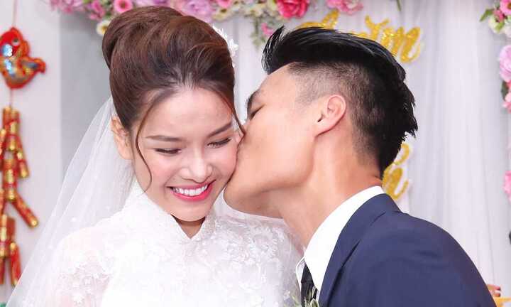 Kỳ Hân bẽn lẽn khi được Mạc Hồng Quân ôm hôn thắm thiết