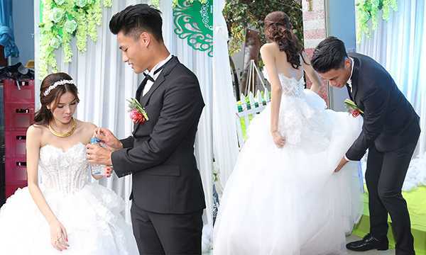 Mạc Hồng Quân ân cần chỉnh sửa váy cưới cho cô dâu Kỳ Hân trong bữa tiệc