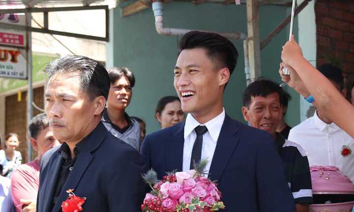 Mạc Hồng Quân bảnh bao, cười rạng rỡ hạnh phúc đến nhà Kỳ Hân