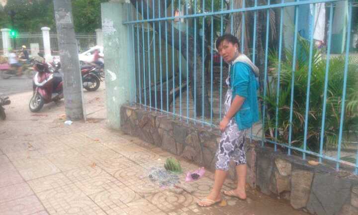 Một phụ nữ bán vé số chết gục bên lề đường