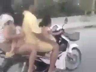 Clip sốc: Bố mẹ để con gái nhỏ lái xe máy chở cả gia đình lao vun vút trên phố