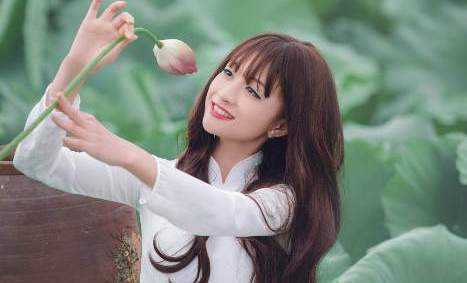 Nữ DJ xinh đẹp khoe eo thon, dáng chuẩn trong áo dài truyền thống