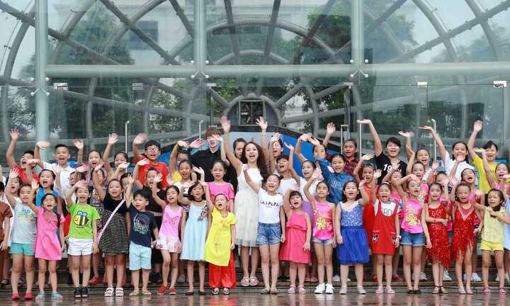 Hàng trăm thí sinh đội mưa casting 'Nhí tài năng 2016' tại Hà Nội