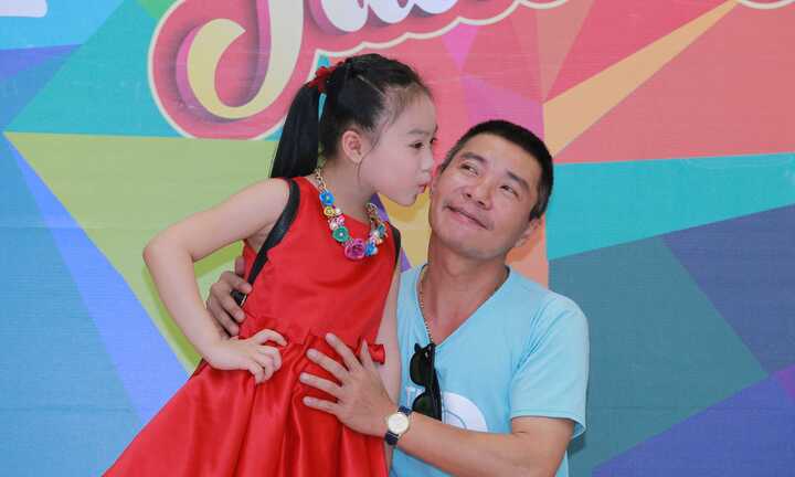 'Cô Đẩu' Công Lý khoe con gái nuôi điệu đà