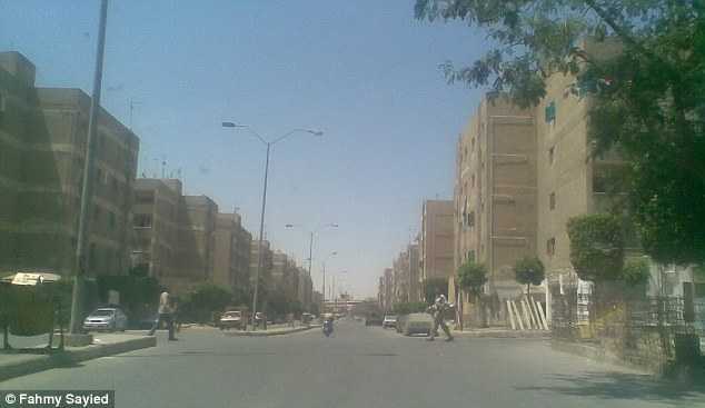 Nghi vấn về sự xuất hiện của các 'vị thần' khổng lồ cao gần 3m trên phố Ai Cập