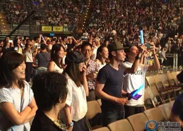 Hoắc Kiến Hoa ôm chặt Lâm Tâm Như giữa 'rừng' fan vây kín