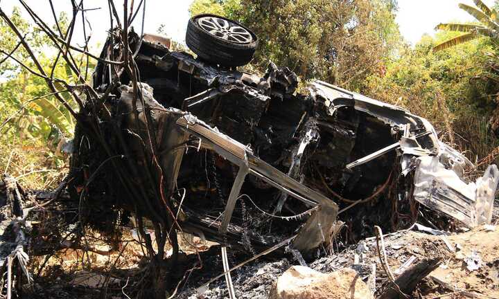  Ôtô chở 5 người đâm vào núi cháy trơ khung