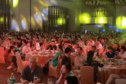 Vì sao đại gia mời hàng xóm đến khách sạn 5 sao?