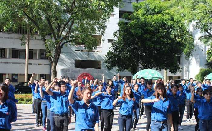 Gần 500 sinh viên ĐH Ngoại thương nhảy flashmob ra quân tình nguyện