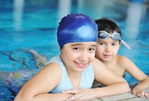 Cho trẻ đi bơi: Những lưu ý bố mẹ cần nắm chắc