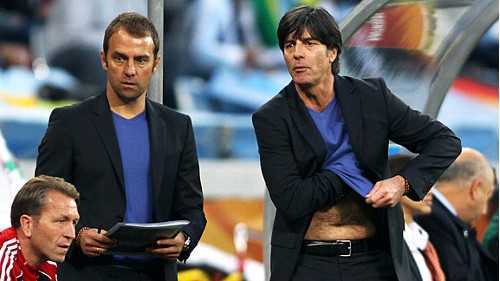 Chứng nào tật nấy, Joachim Loew lại xoa nách rồi đưa lên mũi ngửi