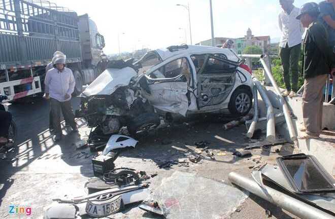 Dân dùng xà beng phá cửa cứu tài xế sau cú đâm gãy lan can cầu vượt