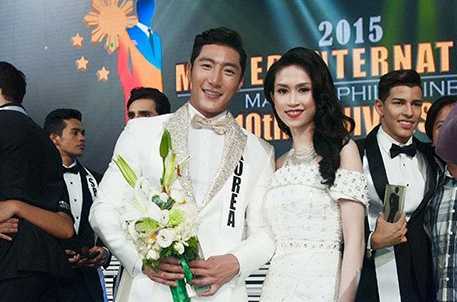 Hoa hậu Việt khóa Facebook sau khi bị chê nói tiếng Anh dở